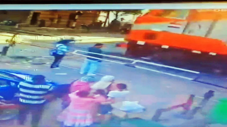 عامل مزلقان ينقذ حياة شاب من الموت تحت عجلات قطار في بني سويف عامل مزلقان ينقذ حياة شاب من الموت تحت عجلات قطار في بني سويف