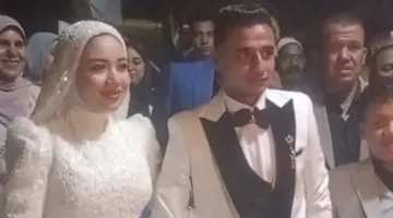 عروسان يشاركان في انتخابات الشيوخ من خلال التصويت في صندوق الاقتراع.