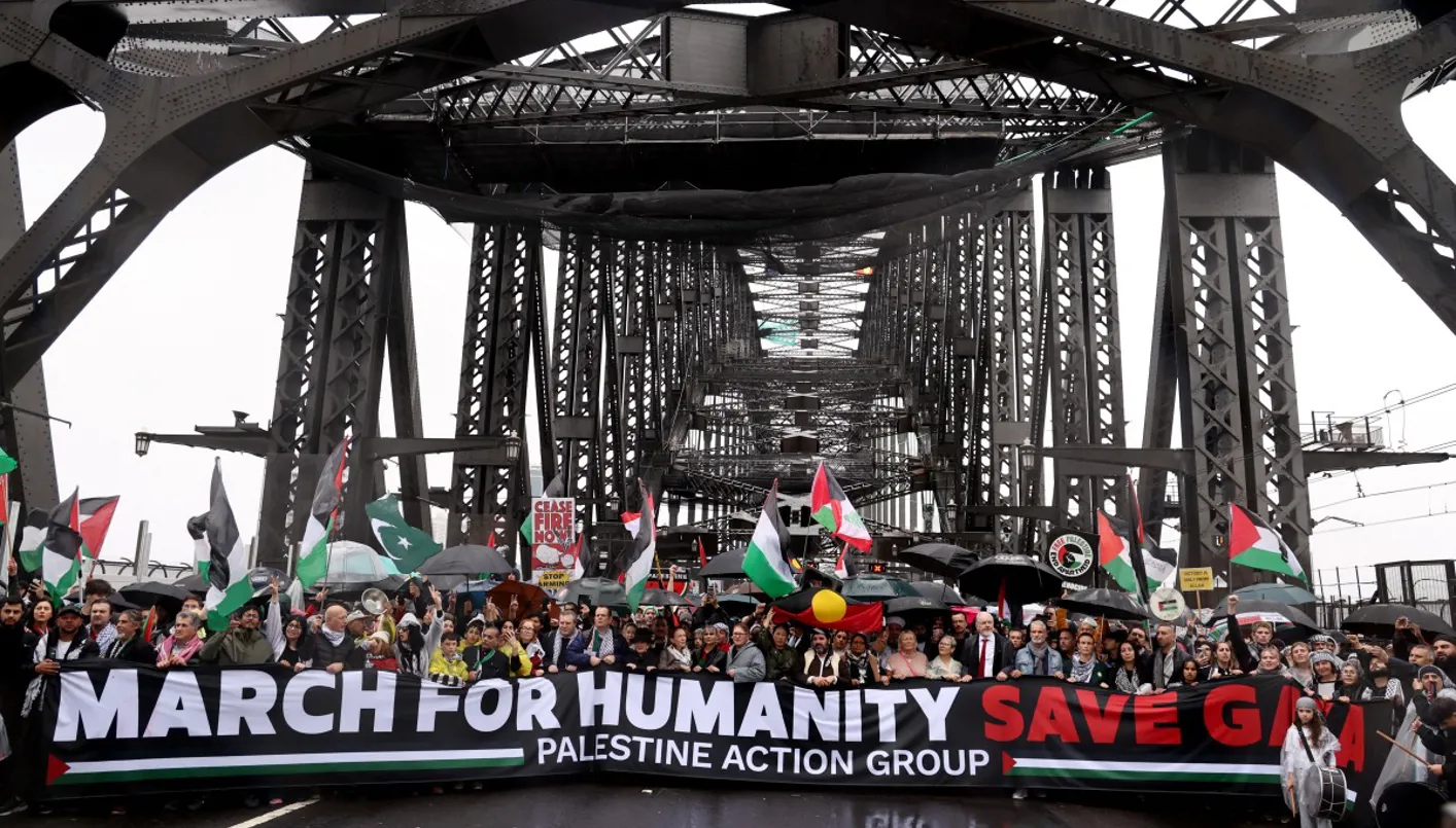 عشرات الآلاف يتظاهرون دعماً لفلسطين في سيدني عشرات الآلاف يتظاهرون دعماً لفلسطين في سيدني