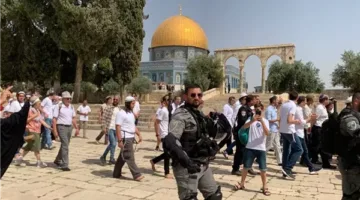 عشرات من المستوطنين ي invade ساحات المسجد الأقصى برفقة قوات الاحتلال