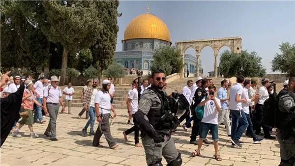 عشرات من المستوطنين ي invade ساحات المسجد الأقصى برفقة قوات الاحتلال