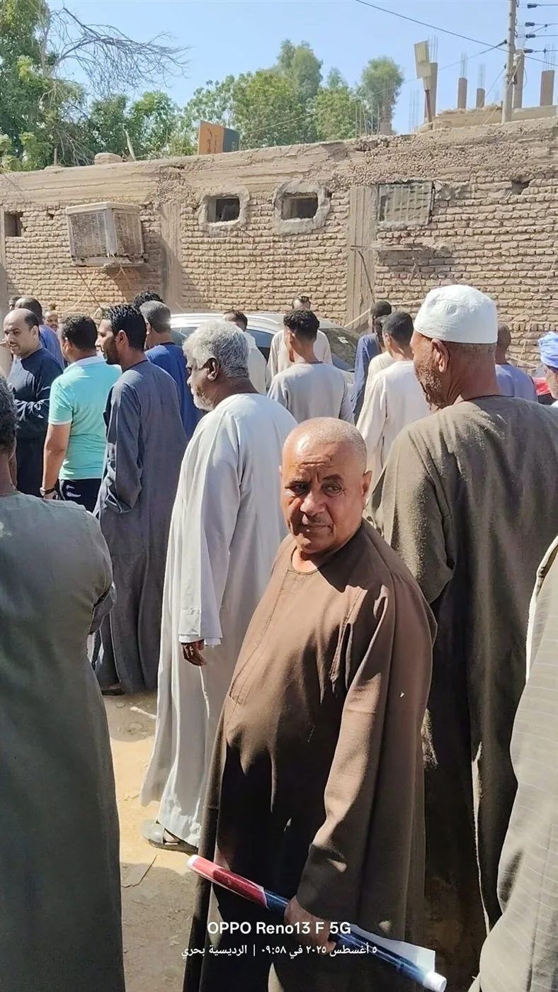 على الرغم من الارتفاع في درجات الحرارة، إقبال كثيف للناخبين على مراكز الاقتراع في أسوان خلال اليوم الثاني من انتخابات مجلس الشيوخ على الرغم من الارتفاع في درجات الحرارة، إقبال كثيف للناخبين على مراكز الاقتراع في أسوان خلال اليوم الثاني من انتخابات مجلس الشيوخ