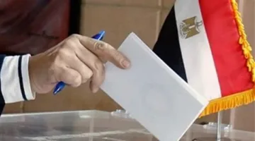 على الرغم من فقدان والده، رئيس اللجنة الانتخابية في كوم حمادة يواصل أداء مهامه.