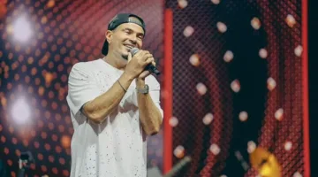 عمرو دياب يتودد لجمهوره في العلمين: «رغم أنه غير عادي، سأقدم لكم ما ترغبون به»
