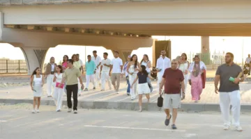 عمرو دياب يثير حماس الجمهور في حفل العلمين الجديدة على مسرح يو أرينا بحضور كثيف.