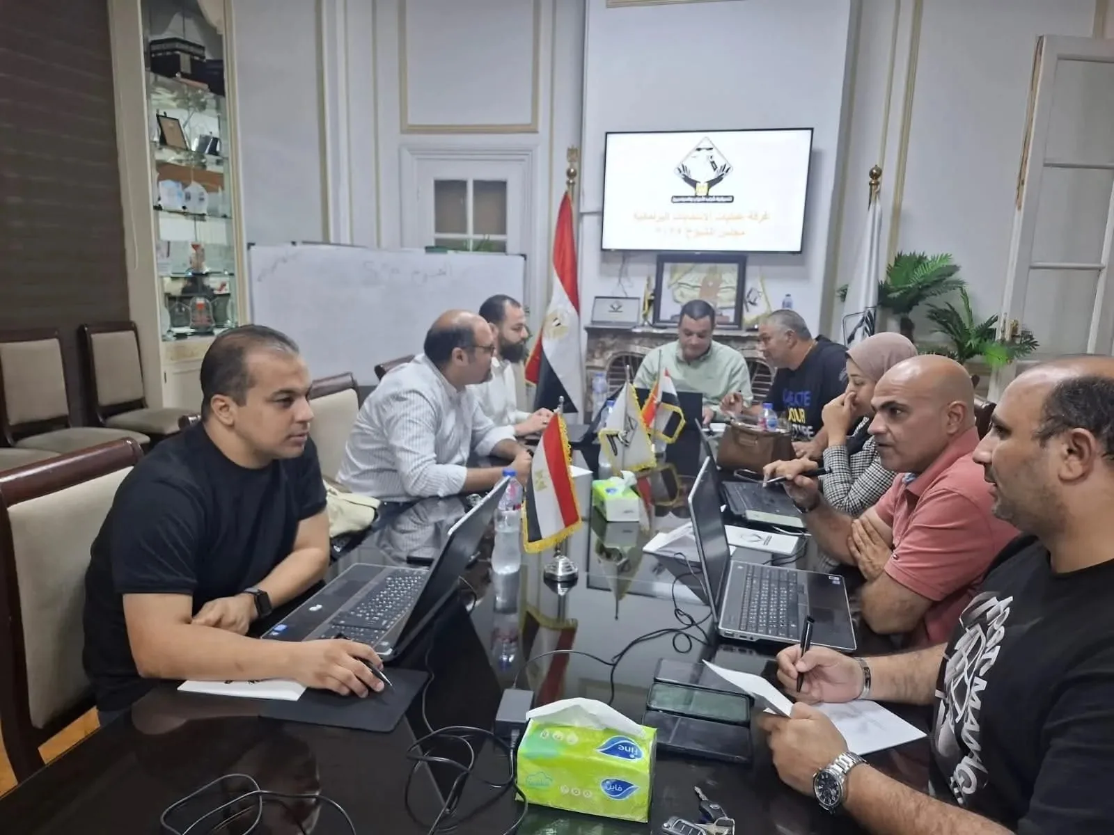 غرفة عمليات شباب الأحزاب والسياسيين تراقب تصويت المصريين في الخارج خلال انتخابات مجلس الشيوخ