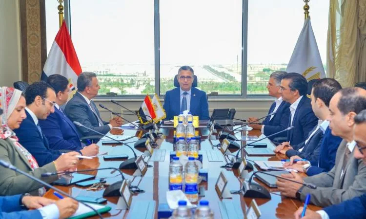 فاروق يلتقي بفريق علامة القابضة لمناقشة مشروع المستودع الاستراتيجي فاروق يلتقي بفريق علامة القابضة لمناقشة مشروع المستودع الاستراتيجي
