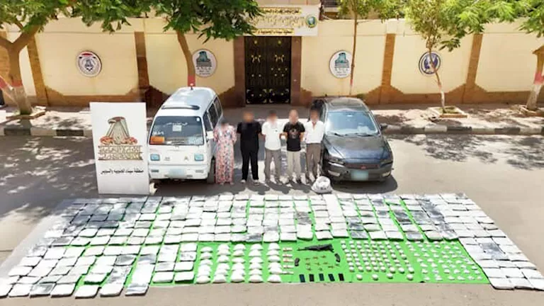 فجر مداهمة.. القبض على أخطر خمسة تجار في السويس بحوزتهم ٣٣٠ كيلو هيروين وآيس