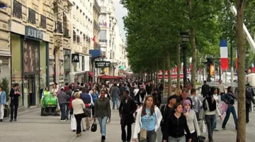 فرنسا تفرض غرامة تصل إلى 130 جنيهاً إسترلينياً لعدم ارتداء القميص في الطقس الحار