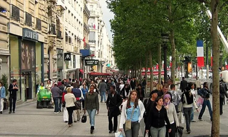 فرنسا تفرض غرامة تصل إلى 130 جنيهاً إسترلينياً لعدم ارتداء القميص في الطقس الحار فرنسا تفرض غرامة تصل إلى 130 جنيهاً إسترلينياً لعدم ارتداء القميص في الطقس الحار