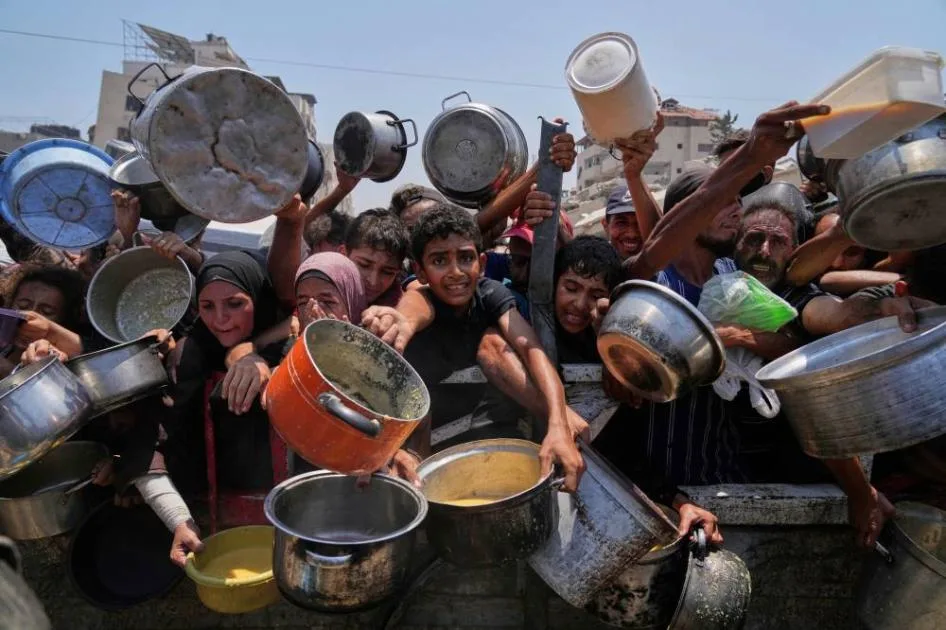 فرنسا تُرسل 40 طنًا من المعونات الإنسانية إلى غزة