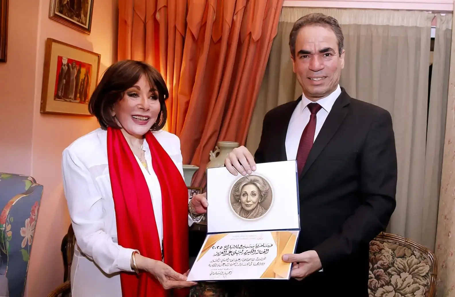«فنانة الإذاعة المصرية».. المسلماني يمنح وسام ماسبيرو لبنى عبد العزيز