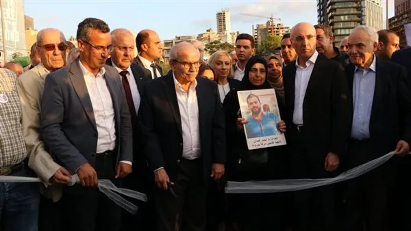 في الذكرى الخامسة لانفجار مرفأ بيروت: وزير الزراعة اللبناني يزرع شجرة زيتون ت honoring كل ضحية.