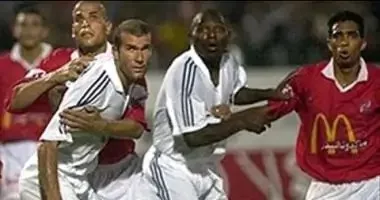 في الذكرى السنوية لمباراة القرن: كيف انتصر الأهلي على ريال مدريد المليء بالنجوم في الذكرى السنوية لمباراة القرن: كيف انتصر الأهلي على ريال مدريد المليء بالنجوم