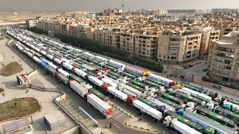 في اليوم السادس والعشرين: انطلاق شاحنات الإغاثة نحو معبر كرم أبو سالم استعدادًا للدخول