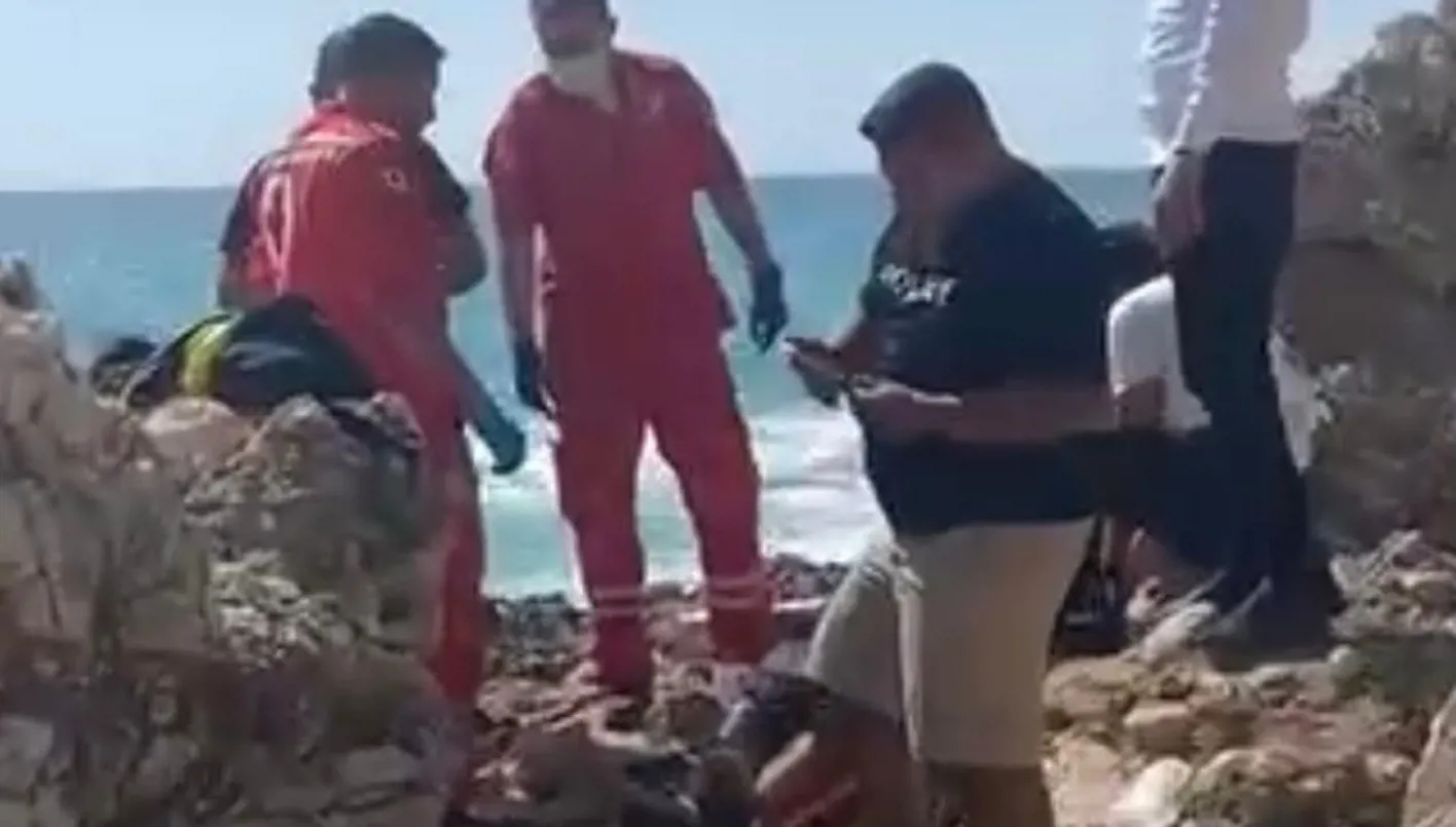 في جبيل… تعرض لحادث على صخور شاطئ البحصة أثناء ممارسته رياضة الطيران الشراعي (صور) في جبيل… تعرض لحادث على صخور شاطئ البحصة أثناء ممارسته رياضة الطيران الشراعي (صور)