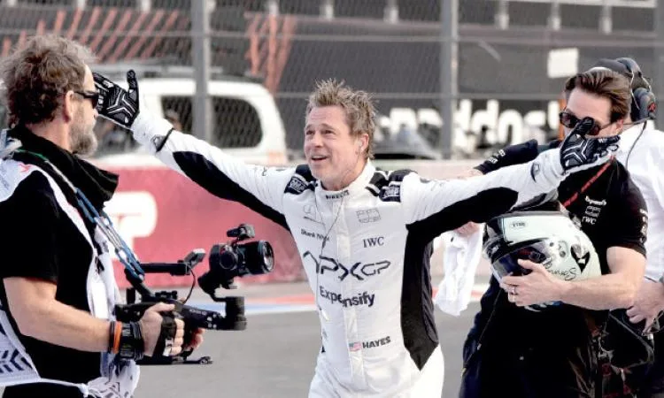 في فيلم “F1”.. براد بيت: نجم الحلبة الذي يجذب القلوب.