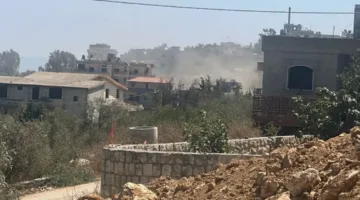 في منطقة الخيام بجنوب لبنان… طائرة مسيّرة إسرائيلية تنثر منشورات فوق المشيّعين (صورة)