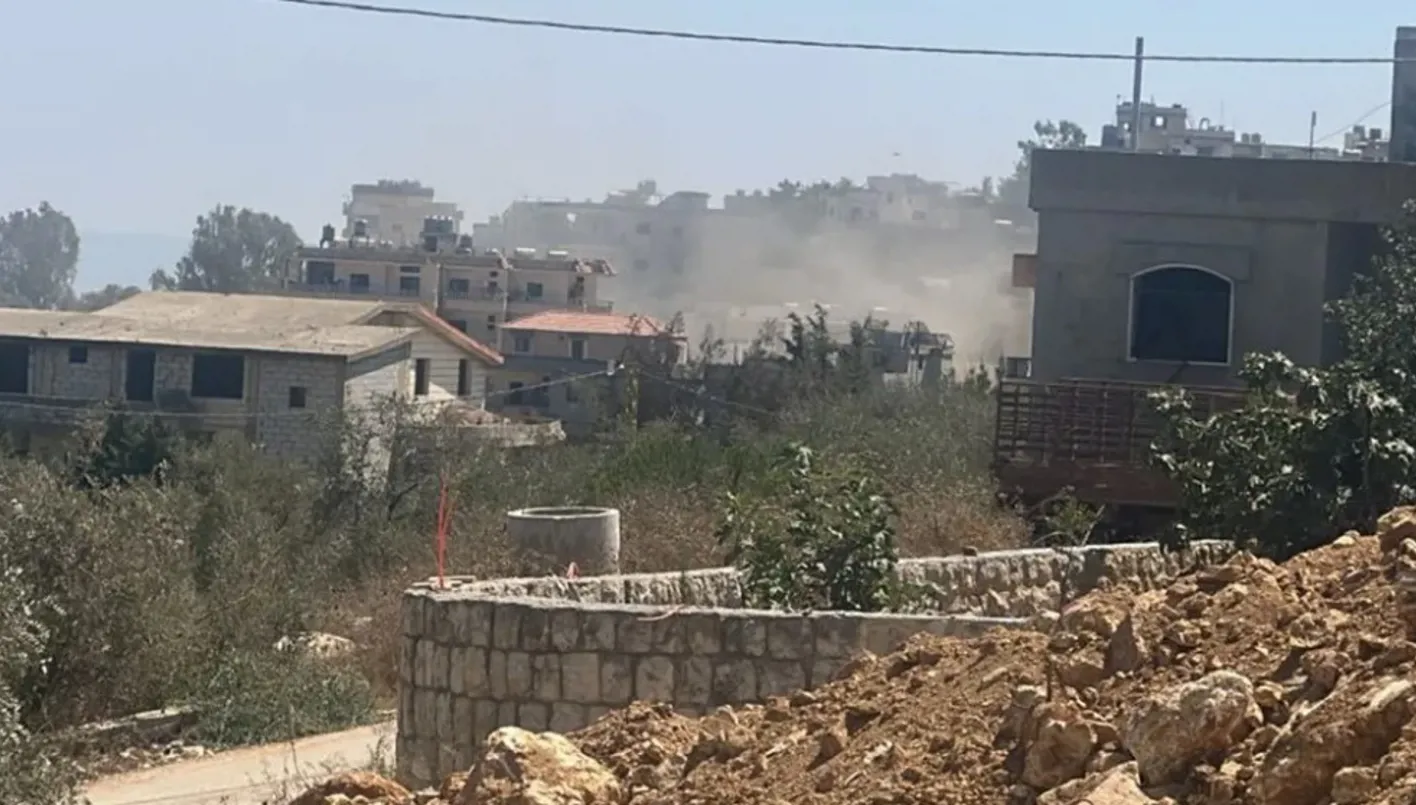 في منطقة الخيام بجنوب لبنان… طائرة مسيّرة إسرائيلية تنثر منشورات فوق المشيّعين (صورة)