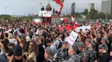 فيديو: أسر ضحايا 4 أغسطس أمام تمثال المغترب