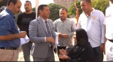قاضي في مدينة نصر يقدم المساعدة لامرأة مسنّة لتتمكن من التصويت في الانتخابات