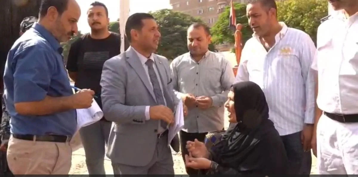 قاضي في مدينة نصر يقدم المساعدة لامرأة مسنّة لتتمكن من التصويت في الانتخابات قاضي في مدينة نصر يقدم المساعدة لامرأة مسنّة لتتمكن من التصويت في الانتخابات