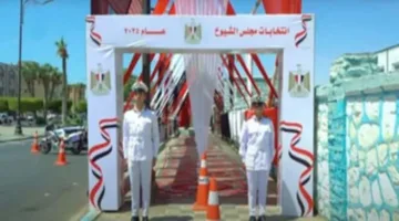 قبل بدء الاقتراع.. توافد الناخبين واصطفافهم أمام مراكز الاقتراع