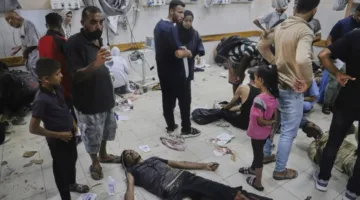 قتلى وجرحى جراء انقلاب شاحنة مساعدات على المحتاجين في غزة