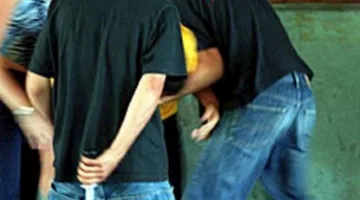 قصة شاب أصبحت حياته جحيمًا في الخصوص