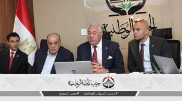 قيادات “الجبهة الوطنية” تراقب عمليات الفرز من غرفة العمليات الرئيسية في نهاية انتخابات الشيوخ