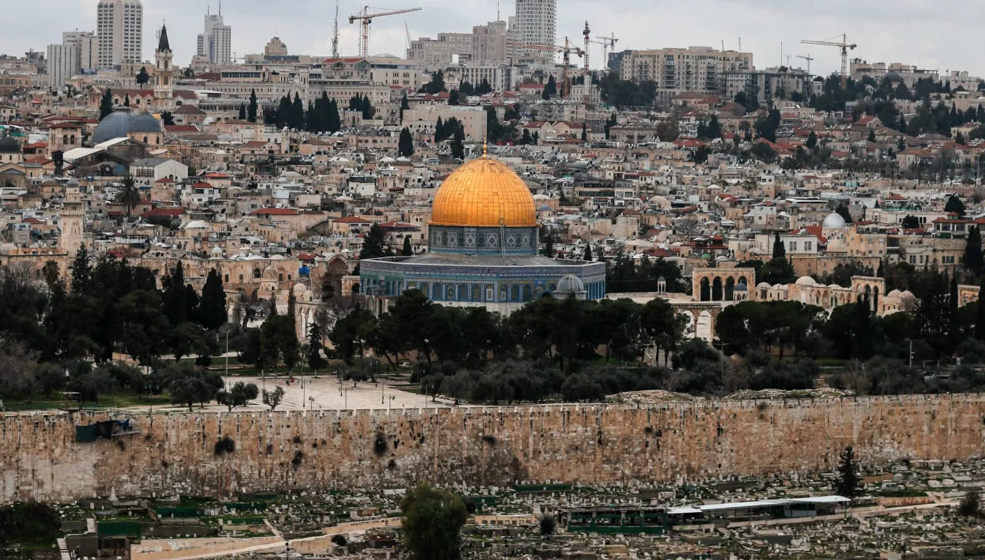 كارثة تؤثر على ضواحي القدس: أب يعتدي على ابنته ويختطف طفلها ويحاول الانتحار