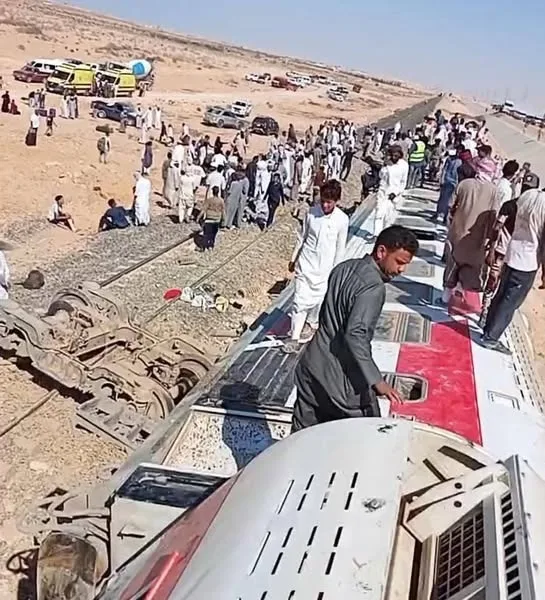 كامل الوزير: فرض أقصى عقوبة على المسؤول عن حادث انقلاب قطار مطروح كامل الوزير: فرض أقصى عقوبة على المسؤول عن حادث انقلاب قطار مطروح