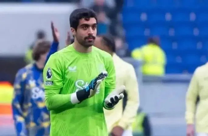 «كان يراقبه عن كثب».. هل سينضم الحارس الإماراتي عبد الله الحمادي إلى مانشستر يونايتد؟