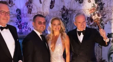 كريستينا صعب تبرز بأناقة بفستان إيلي صعب على السجادة الحمراء في amfAR سالزبورغ 2025