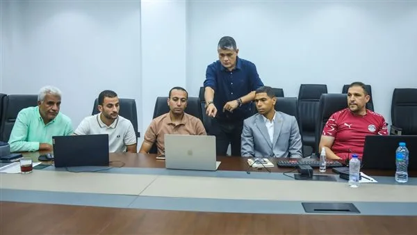 لجنة الحكام تستعرض حالات الجولة الرابعة من التحكيم لجنة الحكام تستعرض حالات الجولة الرابعة من التحكيم