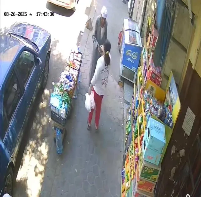لحظة إنسانية مؤثرة: فتاة مصرية ترفض شراء كيس من الشيبسي وتساعد محتاجاً بثمنه لحظة إنسانية مؤثرة: فتاة مصرية ترفض شراء كيس من الشيبسي وتساعد محتاجاً بثمنه