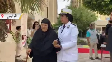 لفتة مميزة.. عناصر الشرطة يساعدون المسنين في التصويت بانتخابات الشيوخ
