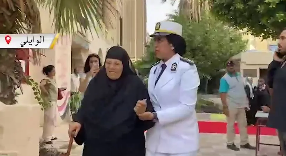 لفتة مميزة.. عناصر الشرطة يساعدون المسنين في التصويت بانتخابات الشيوخ