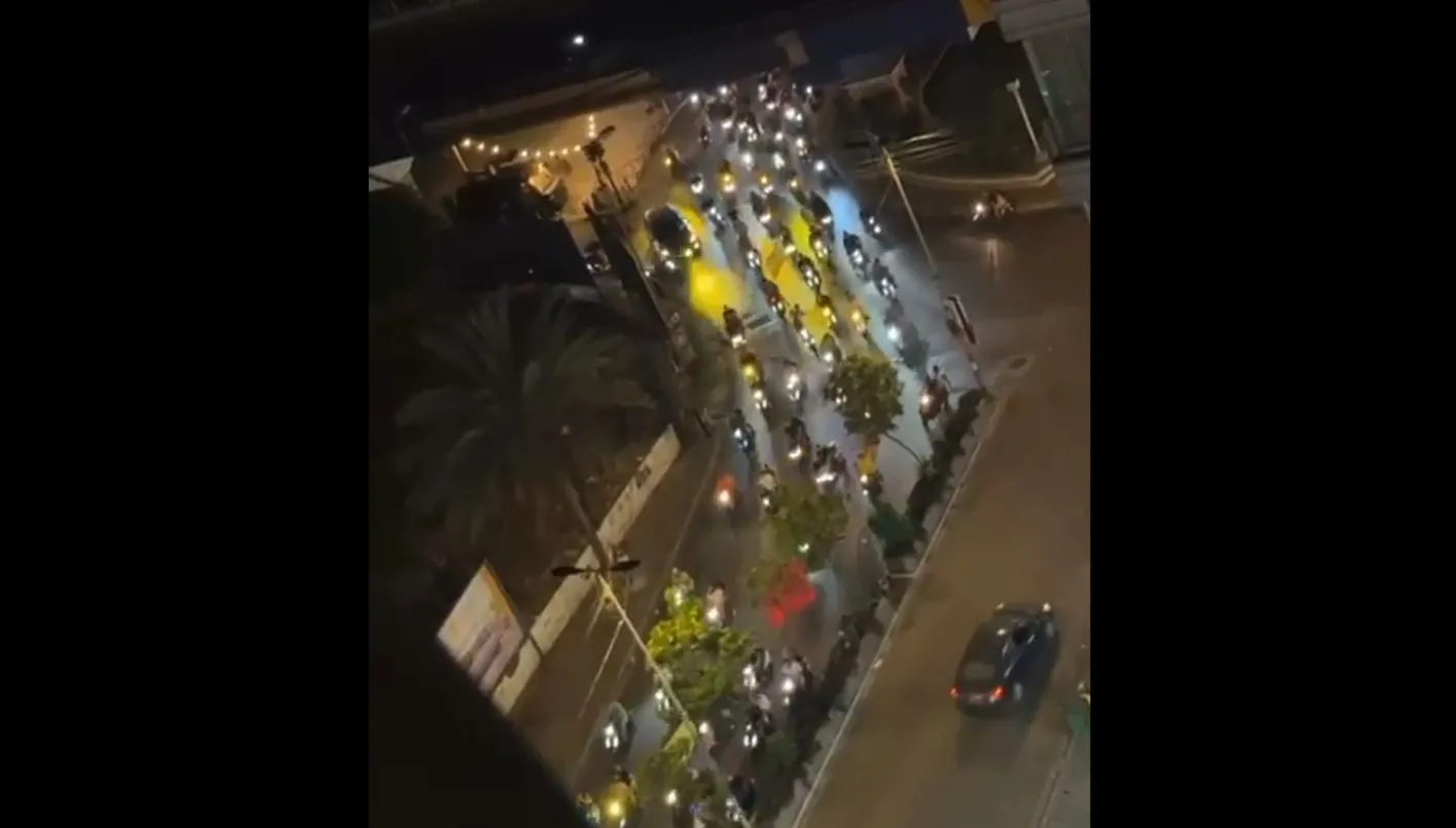 لليوم الرابع على التوالي: تظاهرات لمؤيدي ‘حزب الله’ في الضاحية احتجاجاً على احتكار الدولة للسلاح (فيديو) لليوم الرابع على التوالي: تظاهرات لمؤيدي ‘حزب الله’ في الضاحية احتجاجاً على احتكار الدولة للسلاح (فيديو)