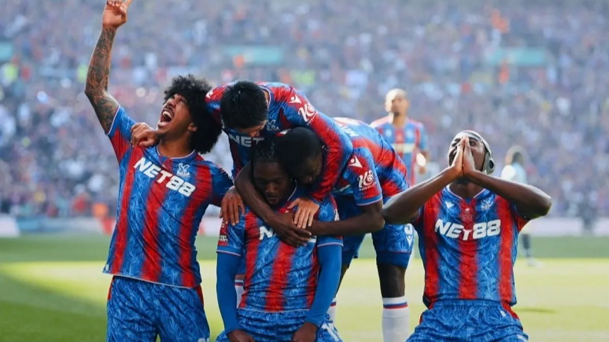 ليفربول يضع استراتيجية محكمة للتعاقد مع مدافع كريستال بالاس ليفربول يضع استراتيجية محكمة للتعاقد مع مدافع كريستال بالاس