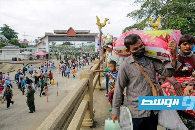 مئات الآلاف من الكمبوديين يرحلون من تايلاند عقب “توترات حدودية”