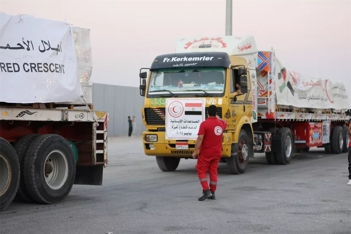 مئات من شاحنات الإغاثة المصرية تستعد لدخول قطاع غزة اليوم مئات من شاحنات الإغاثة المصرية تستعد لدخول قطاع غزة اليوم