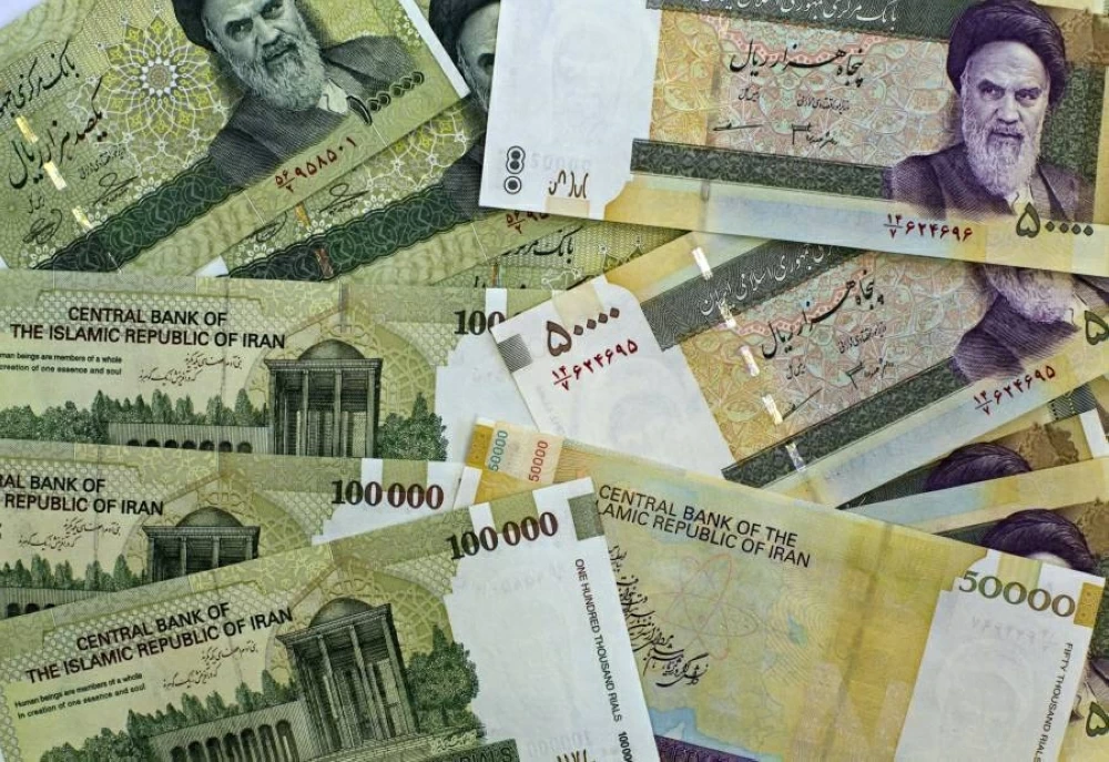 ما دلالة إزالة أربعة أصفار من العملة الإيرانية؟ وكيف يؤثر ذلك على التضخم وقيمة الريال؟