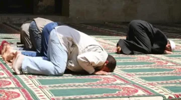 ما هو حكم أداء صلاة الفجر جماعة بعد شروق الشمس؟.. الإفتاء توضح