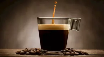 ما هي المخاطر الناتجة عن استهلاك كميات كبيرة من القهوة سريعة التحضير؟