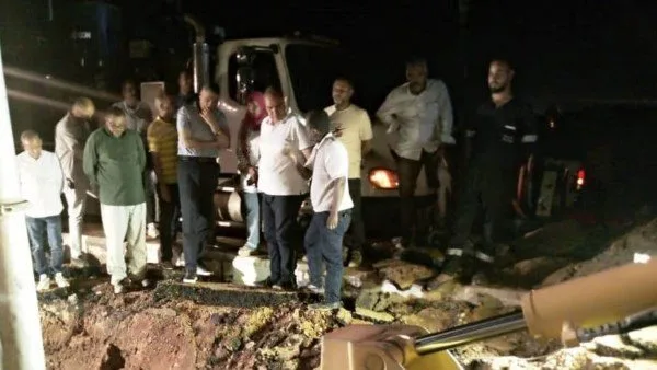 محافظ أسوان يتولى مسؤولية إصلاح عطل طارئ في خط مياه رئيسي بمنطقة الكرور محافظ أسوان يتولى مسؤولية إصلاح عطل طارئ في خط مياه رئيسي بمنطقة الكرور