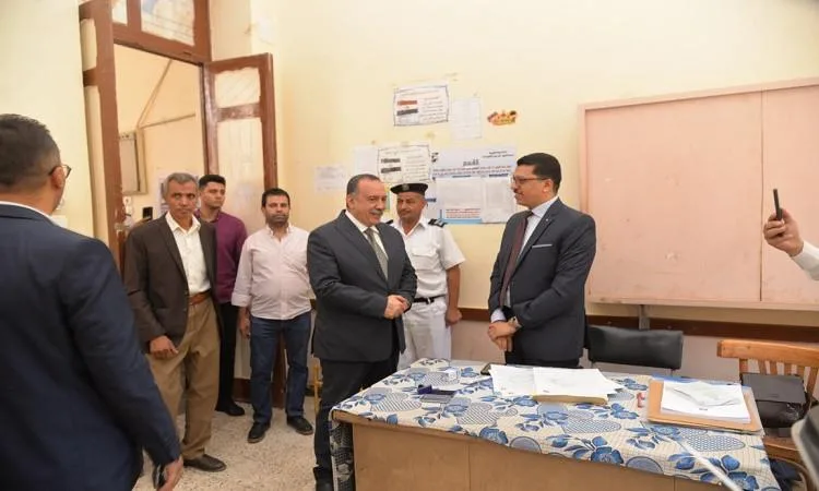 محافظ أسيوط يستمر في جولاته الميدانية لمراقبة لجان انتخابات مجلس الشيوخ محافظ أسيوط يستمر في جولاته الميدانية لمراقبة لجان انتخابات مجلس الشيوخ