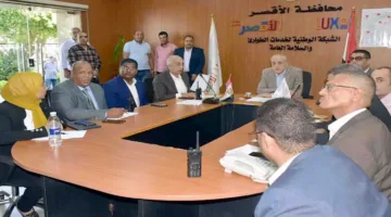 محافظ الأقصر يزور غرفة العمليات لمراقبة انتخابات مجلس الشيوخ