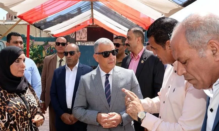 محافظ الإسماعيلية يراقب سير انتخابات مجلس الشيوخ في يومها الثاني محافظ الإسماعيلية يراقب سير انتخابات مجلس الشيوخ في يومها الثاني