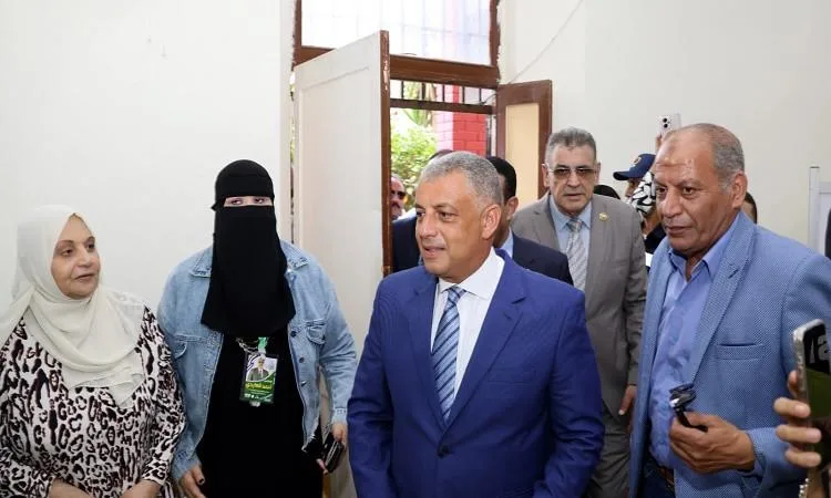 محافظ الإسماعيلية يشجع المواطنين على المشاركة في انتخابات الشيوخ.